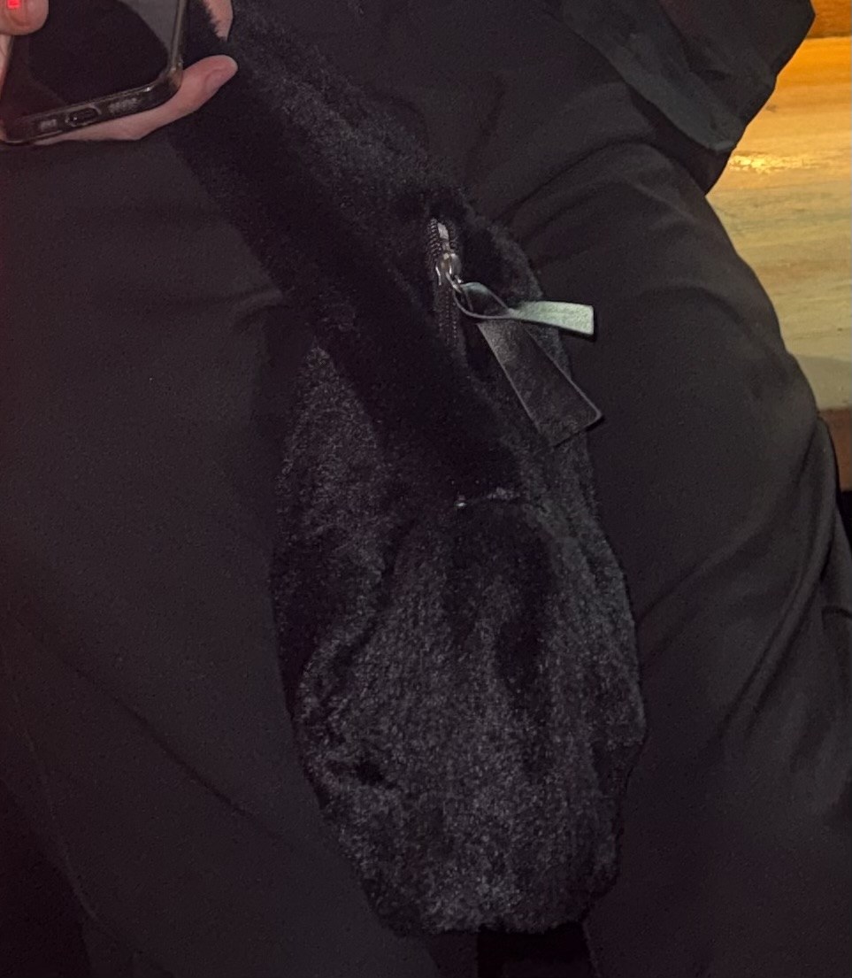 Потеряна черная сумка с паспортом